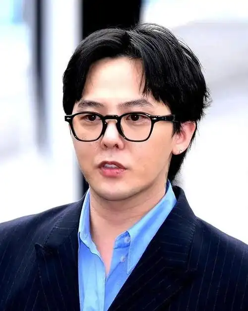 权志龙风波后首度次现身,外貌大变化引发网友争议