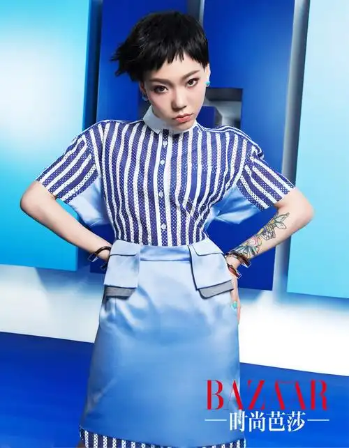 吴莫愁剪标志头变短发小魔女 粗眉妆俏皮