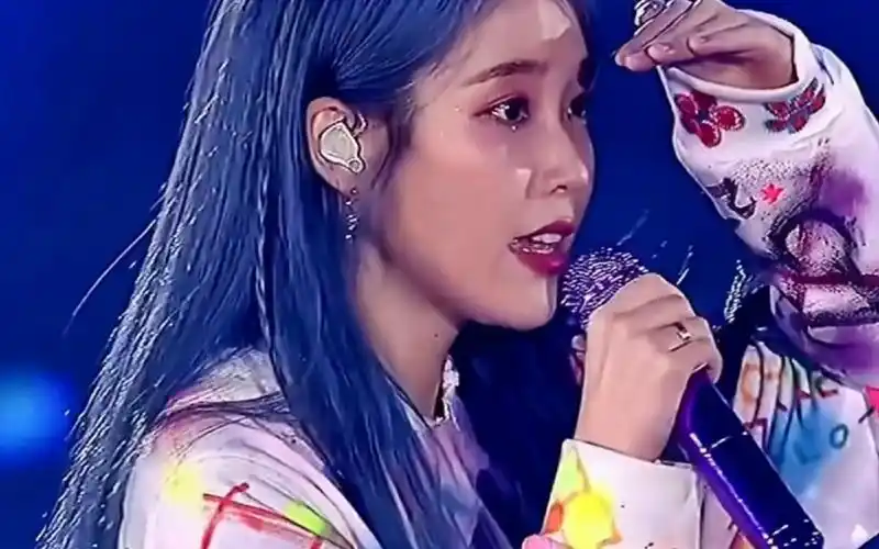 蓝色头发的李知恩