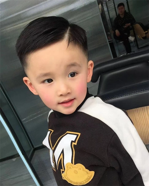 小男孩夏季短发示范 烫发or铲青雕刻超帅_儿童发型 - 美发站