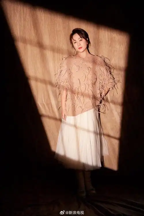 omg马丽演员马丽最新的光影写真释出拿着龙年元素的马丽