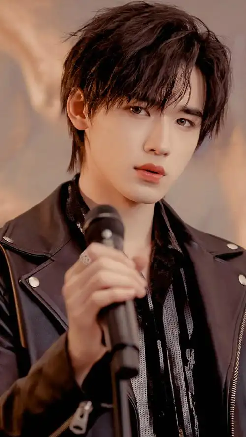 宋亚轩百忧戒舞台皮衣造型