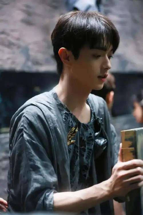 许凯密逃废土风剧照##许凯衣服给我看麻了