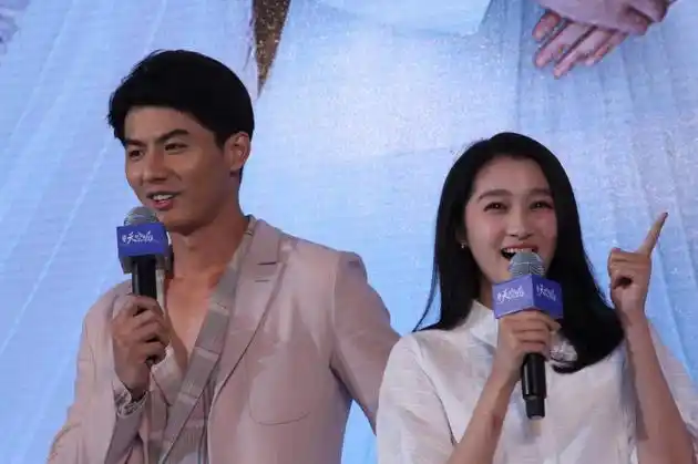 端午节关晓彤喂张若昀吃粽九州天空城