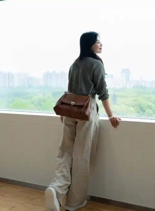 照片中,刘涛身穿白色毛衣,搭配白色牛仔裤和运动鞋,让人感受到她活力