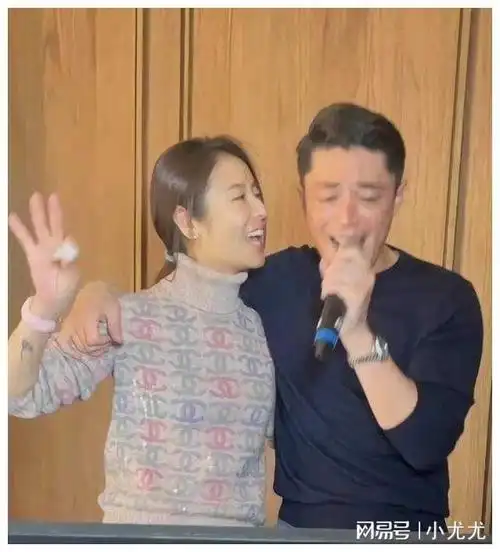 林心如晒与老公合照庆生,夫妻俩素颜,霍建华鬓角已经有白发