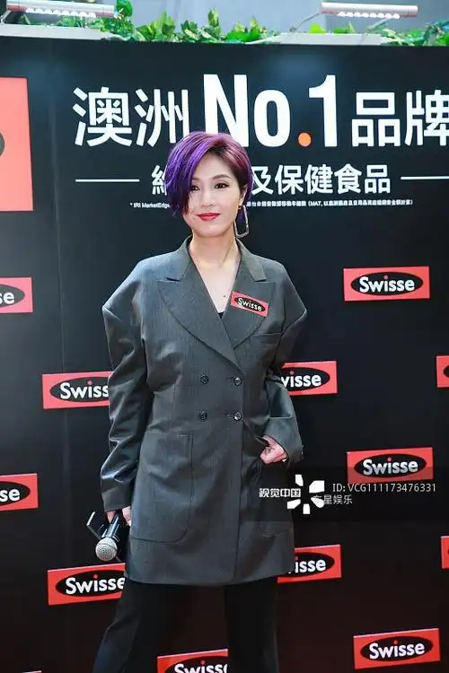 杨千嬅:宽肩西装喇叭裤 缎面尖头鞋复古土时尚