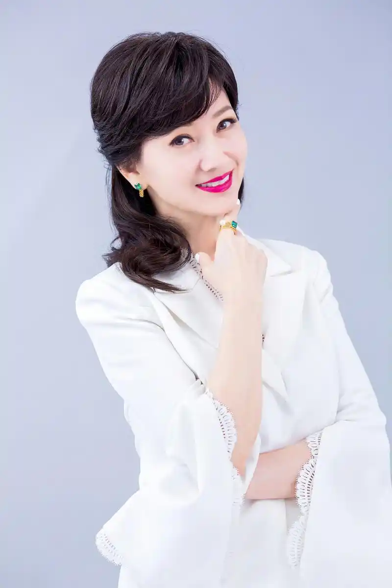 64岁赵雅芝蓝裙性感又高级,阔腿裤造型秒变1米8,生图状态也气质