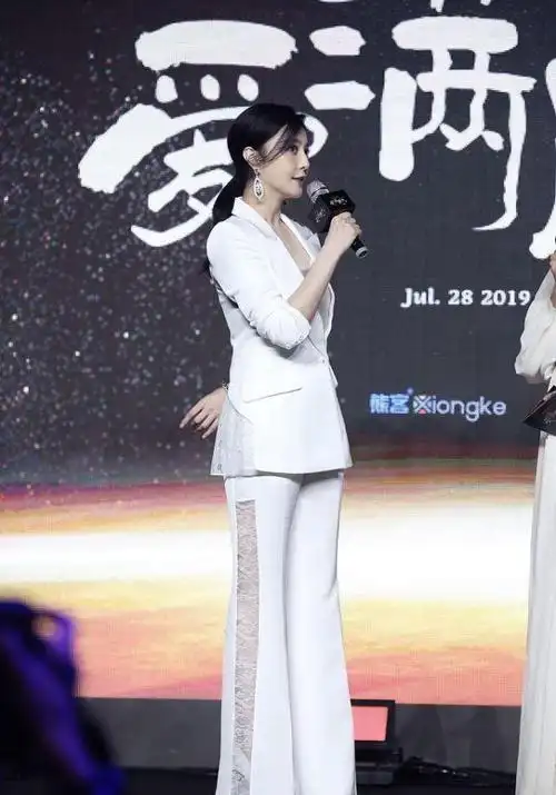 范冰冰穿西装扮少女,配个"锁"挺别致的,但靴子配得一言难尽