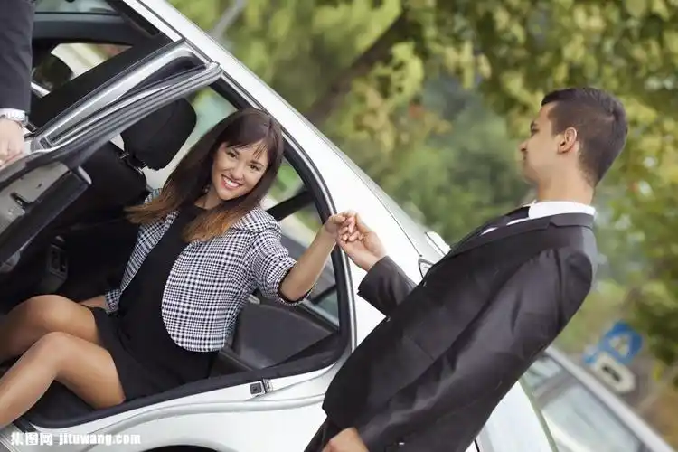 下车的性感美女