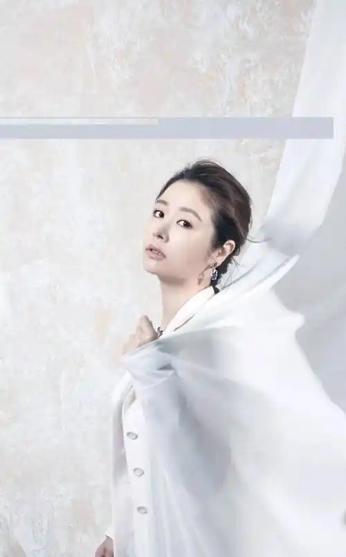 林心如终于换发型,换韩式微卷发素颜出镜美回20岁,未修图更惊艳_活动