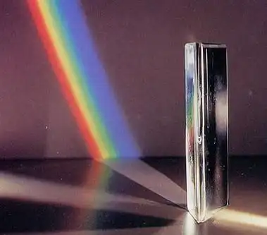 艾萨克·牛顿用三棱镜分析日光,奠定了光谱分析的基础. 资料图