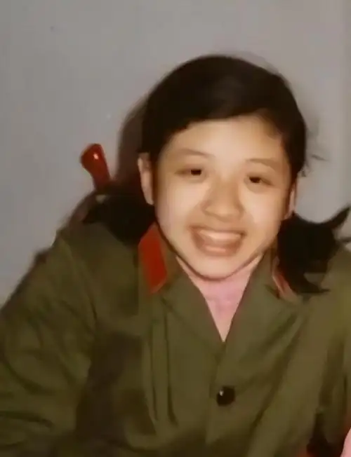 直到她妈妈保证只是去工作一段时间,工作就回来接她,韩红才松开了