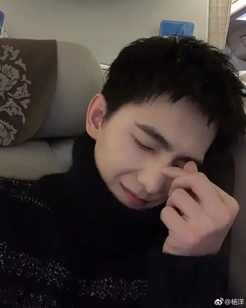 [消息]杨洋自拍大神清理2018自拍库存,怎么拍都是画报啊!