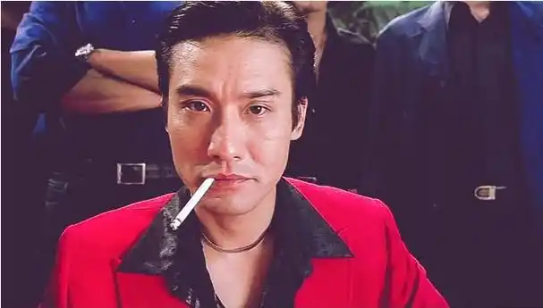 这次饰演龙志强,梁家辉也很自然,几乎只要站在那里,就是大佬的气场.