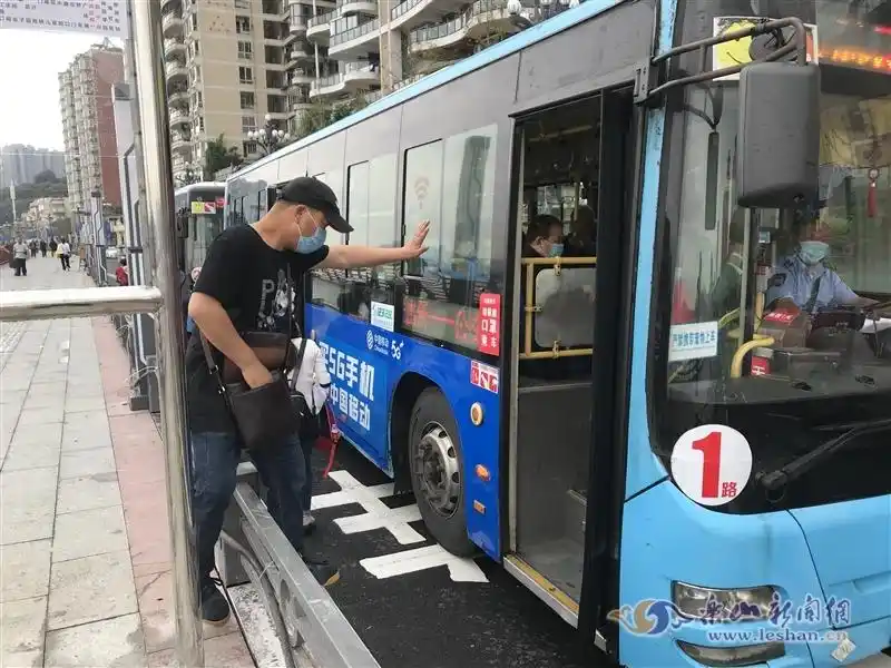 网友:这处公交站台太危险 公交公司:将整改