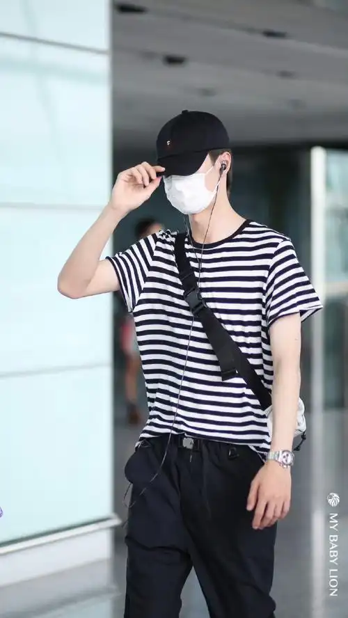 01好瘦好薄的博博～随时随地爱插兜#王一博##王一博gq盛典