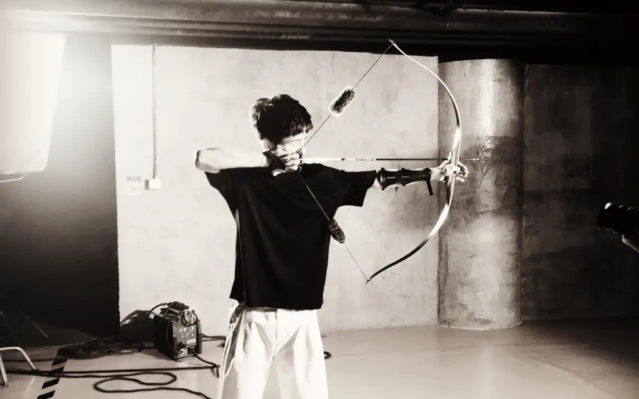 刘昊然射箭帅气黑白写真桌面壁纸