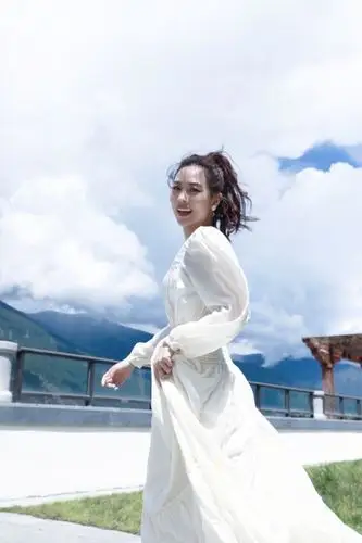 王霏霏衣品很在线身穿白色连衣裙配高马尾既舒适又不乏时尚感