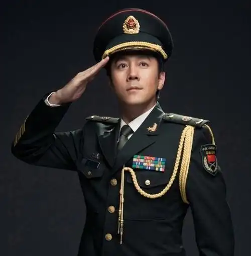 满腔热血的蔡国庆,身穿军装英姿飒爽,完全展示出一个心怀正义的军人