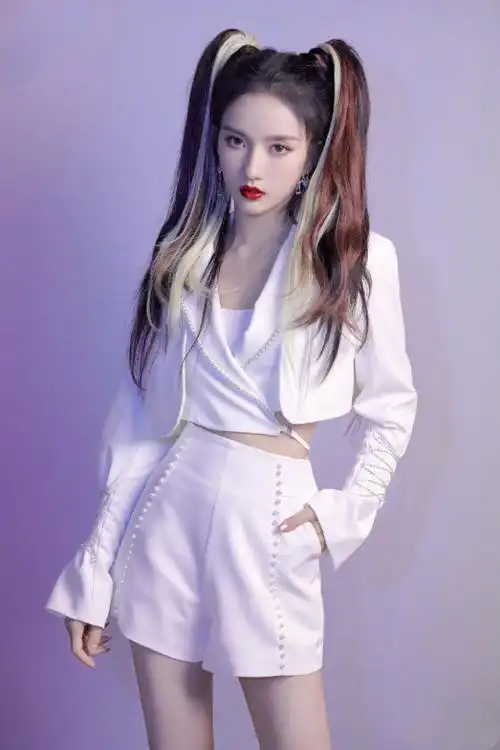 创造营成团夜硬糖少女全员扎双马尾露腰王艺瑾却有点不一样