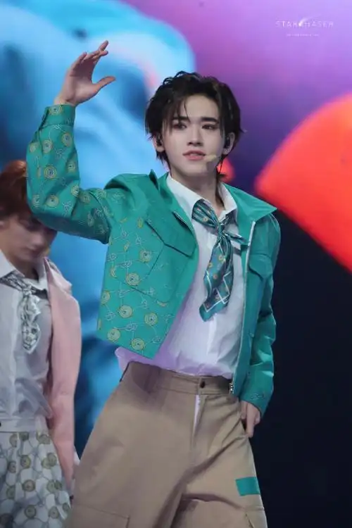 宋亚轩超话06#宋亚轩楼外楼演唱会#原图直出——来自宝贝给的自信