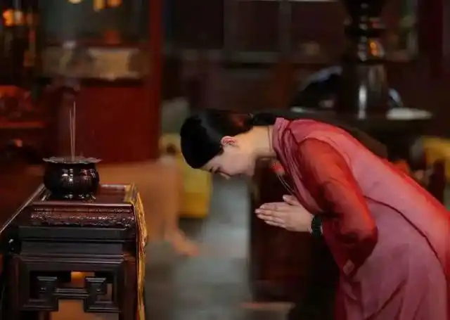 上完香后,应对佛像,肃立合掌,恭敬礼佛. (来自:灵隐寺)