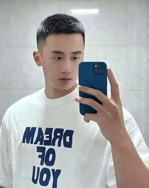 "两边推短,中间不动",男生剪这3款发型很清爽,潮流又帅气
