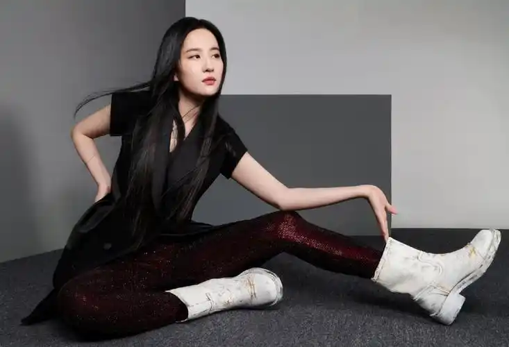 34岁的刘亦菲风格百变,她穿了一条红色亮片紧身裤秀出美腿,紧致的皮肤