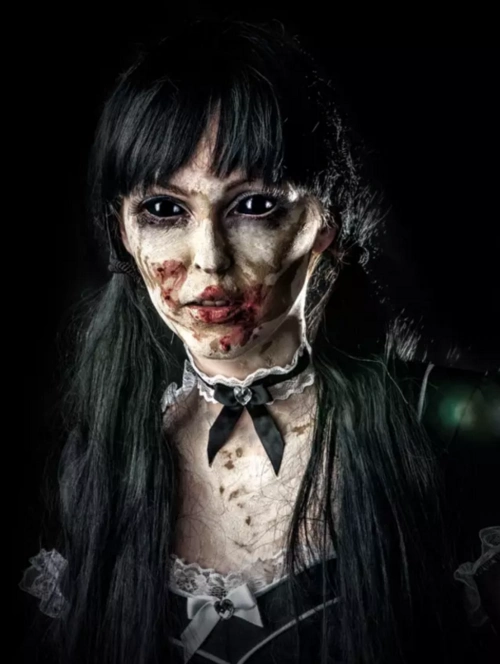 没错,西方人总是本着"吓死人不偿命"的基本原则,把自己打扮成妖魔鬼怪