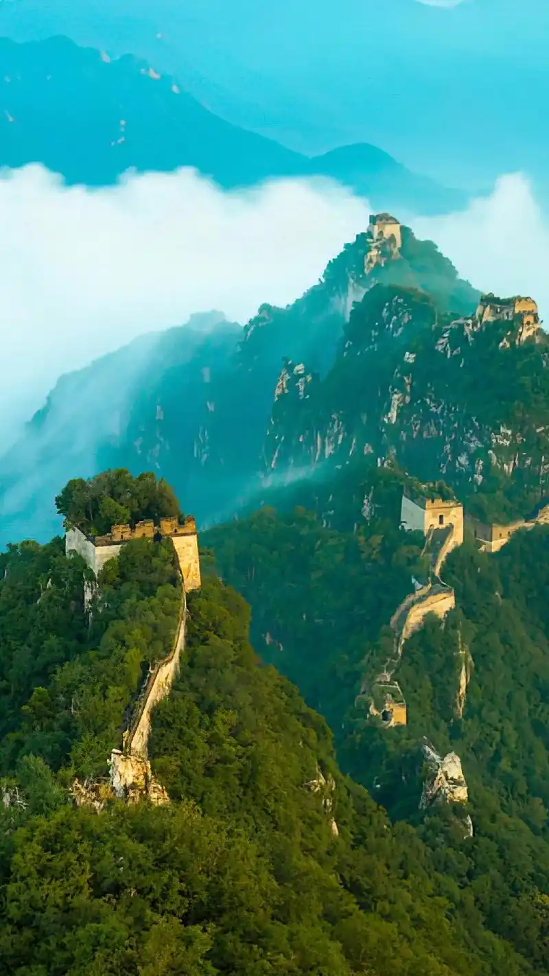 断崖之上的箭扣长城是长城最险的一段,为了拍摄一年往返此地8次 - 抖