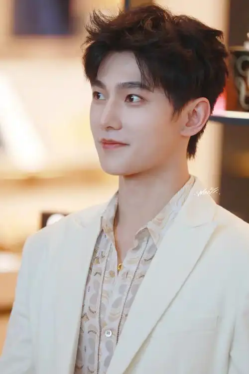 杨洋超话#杨洋花卉刺绣白西装#海边有风浪,心中有晴天,眼里是阳光