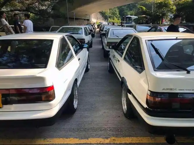 几十部能合法上路的ae86齐聚街头,这样的场景我们只能在香港之类政策