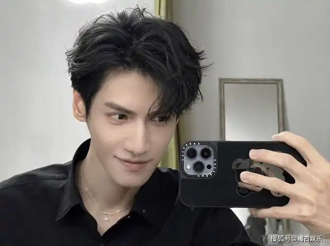 罗云熙被扒得只剩裤衩了,紧实流畅的线条,瘦归瘦有肌肉_时候_网友