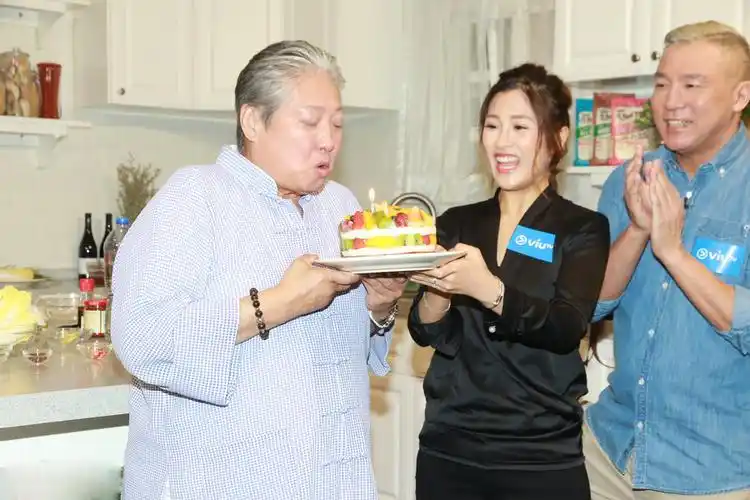 洪金宝67岁生日获儿媳送惊喜,愿身体健康等十几年后看孙子成家