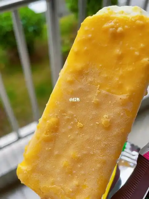 黄色脆皮雪糕图片小草原脆皮雪糕图片小时候吃的橘黄色脆皮雪糕图片