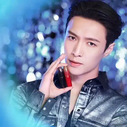 张艺兴代言的mac小辣椒口红 双十一预售订单超30万