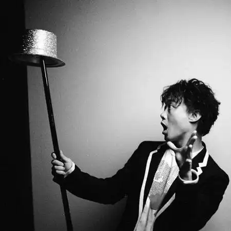 求可以做qq头像的关于陈奕迅的图片 谢谢 给高分