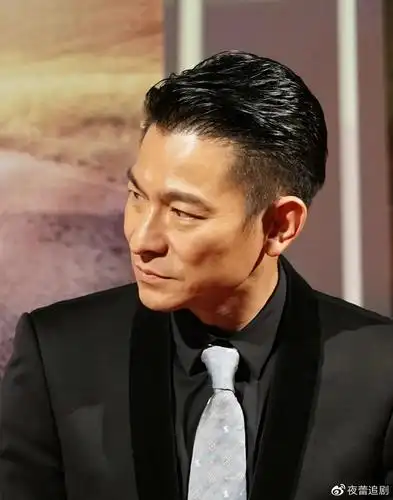 59岁刘德华拍动作戏往地上用力摔后转身跑开网友身手不得了