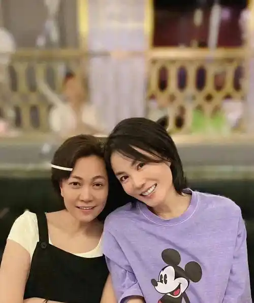 王菲无惧年龄素颜亮相!