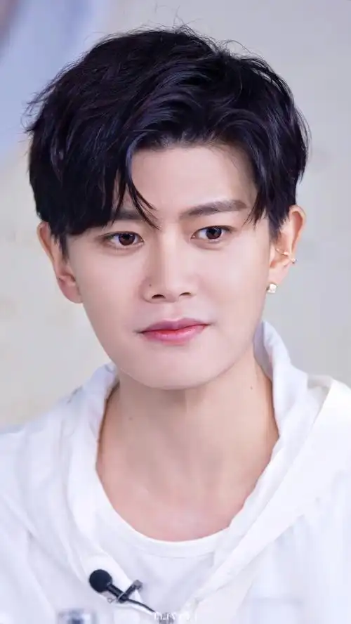 最近眼睛近视有些严重了 近视到只能看到你@任嘉伦allen#任嘉伦#rjl