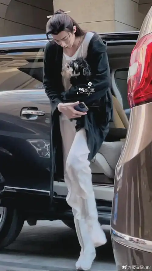 刘宇宁端着呆米小步快跑,白裤子洛铭西好辣