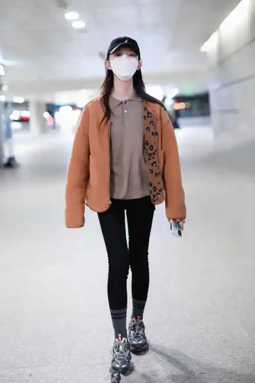 林允现身机场素颜出镜,苗条素材,边玩手机也不忘摆美美pose_作品_身材