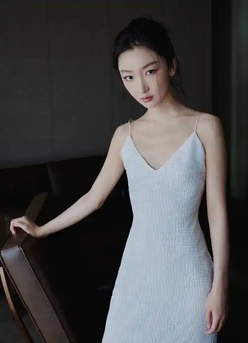 周冬雨美得像吃了灵丹妙药!躺床上拍男友视觉写真,初恋脸好惊艳