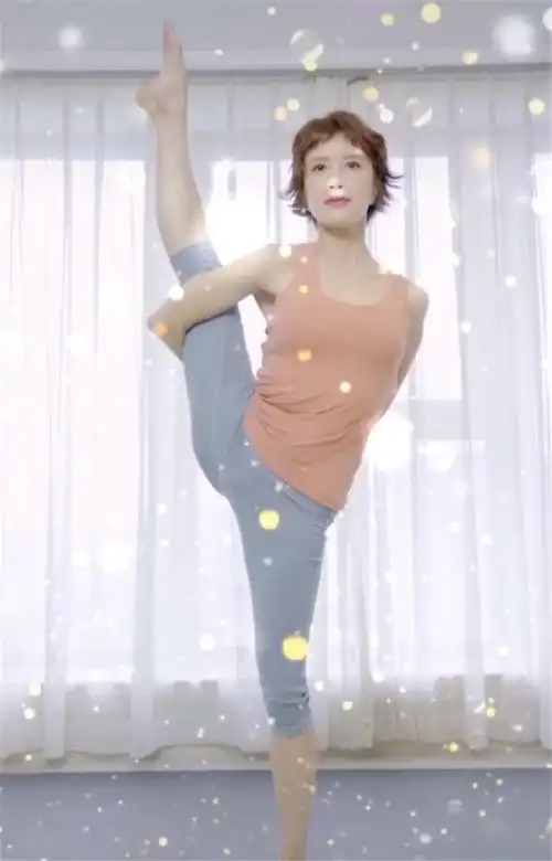 45岁金巧巧晒瑜伽照,倒立一字马柔韧性真是太厉害了_公主