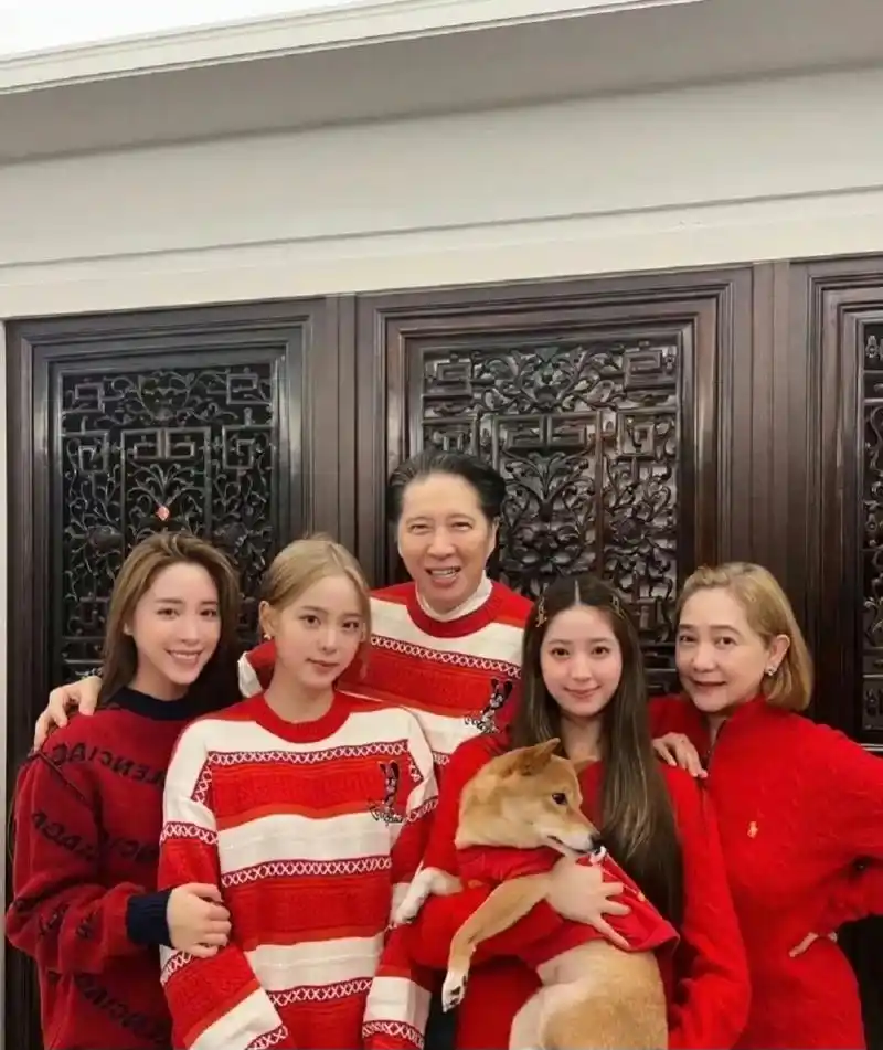 欧阳家的三姐妹欧阳妮妮和欧阳娣娣长得像爸爸欧阳龙,而老二欧阳娜娜