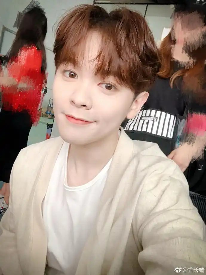 组图:尤长靖晒自拍捂嘴卖萌超可爱 照片打码引粉丝好奇关注