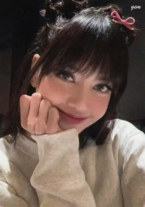 lisa背带裤造型##lisa白金色短发