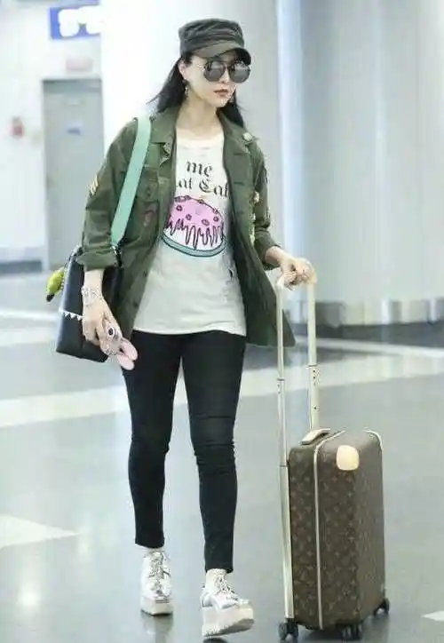 范冰冰还是女神吗穿军绿色外套配牛仔裤走机场暴露了胯宽腿粗