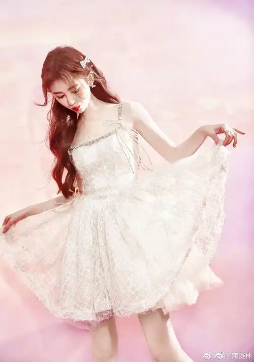 鞠婧祎闪钻黄色吊带裙##鞠婧祎蝴蝶结发夹